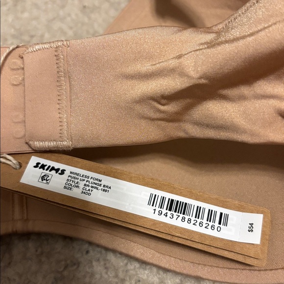 SKIMS WIRELESS FORM PUSH-UP PLUNGE BRA - Picture 3 of 6